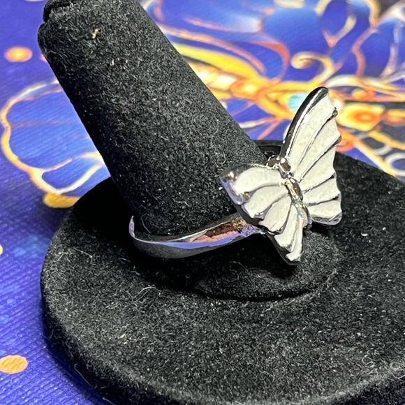 Pretty butterfly -cream/white “fireopal” ring silver tone - Picture 9 of 9
